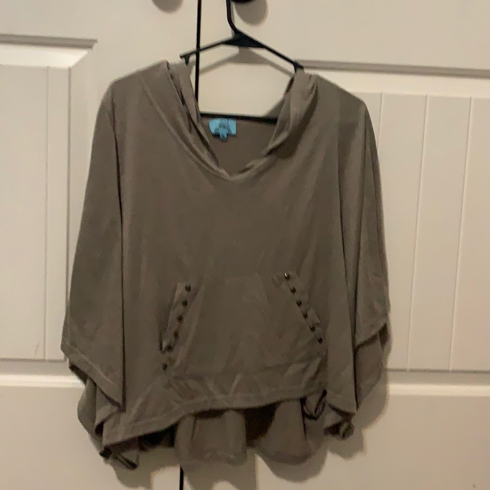Hooded shirt with rhinestones on the pocket.